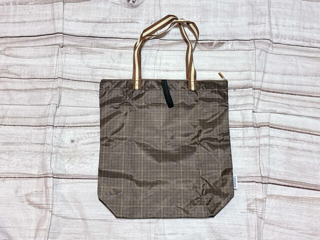 背面は装飾がないシンプルなデザイン