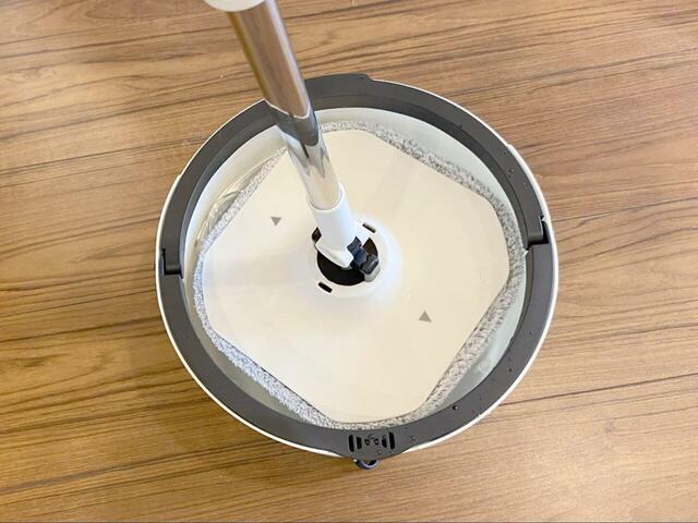 【アイリスオーヤマ キレイな水でWASHモップ】モップがけが終わったら、バケツ中央にモップを入れて上下に動かすだけでOK！