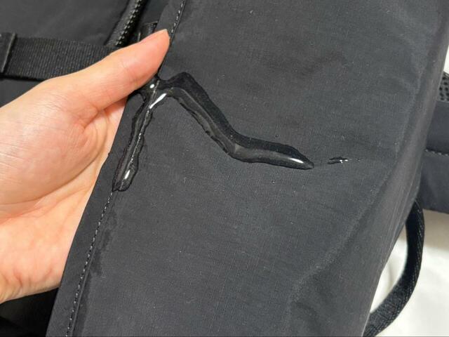 【UNIQLO マルチポケットバックパック】生地には撥水加工が施されており、小雨程度ならしっかり弾きます!