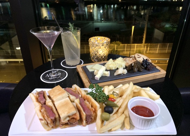 バー＆ラウンジ〈Melody〉でカクテルと軽食も味わえる