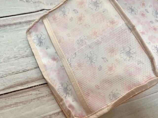 メッシュポケットは仕切り付きなので細かいものを入れるのにぴったり！