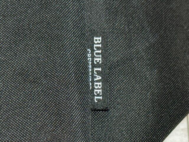 サイドにはブランドロゴの織りタグつき