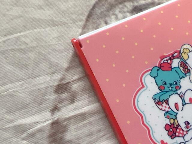 ピンクのドットにレッドの縁がアクセントになっています