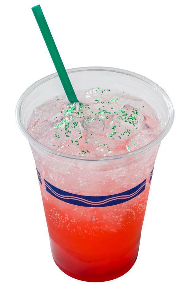 スパークリングカクテル（パッションフルーツリキュール＆ストロベリー） 830円｜東京ディズニーリゾート「ディズニー・クリスマス」スペシャルメニュー｜販売店舗：東京ディズニーランド「プラズマ・レイズ・ダイナー」｜発売日：2024年11月8日（金）〜12月25日（水）