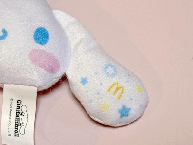 【マクドナルド ハッピーセット(R)「シナモロール」】右側のお耳にはマクドナルドのマークも入っており、マクドナルドコラボならではの特別感があります