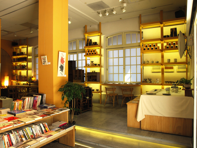 書籍や茶器も販売されている『罐子茶館』は、『台北当代芸術館』に隣接。烏龍茶やコーヒーが楽しめる