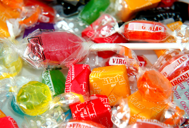 「お子様限定お菓子つかみ取り」＜期間：2025年8月の毎週（月・火・木）＞【特別仕入れの“天然マグロ”＆食欲そそる“肉盛りプレート”が食べ放題！『天然マグロVS超肉盛り 極みBATTLE』スタート！】