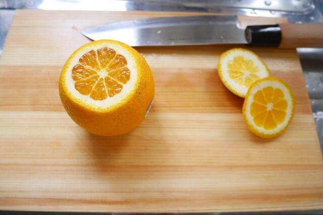 【冷凍フルーツ オレンジ】皮を剥きます