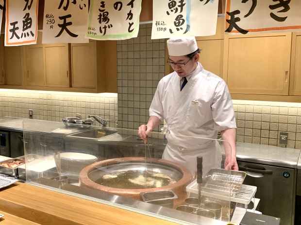 具材によって時間差で揚げる【天ぷら定食 まきの】