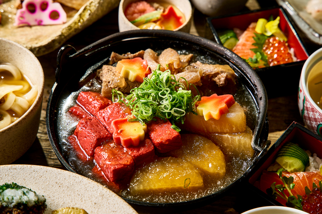 「牛すじ大根と赤こんにゃくの煮込み」<期間:2025年9月1日〜10月31日>【ウェスティン都ホテル京都で“秋の収穫の恵み”に舌鼓!「おうみ海老」や「鱧カツバーガー」など地元食材が主役のブッフェ開催!】