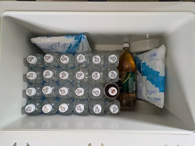 【アイリスオーヤマ HUGEL 真空断熱クーラーボックス60L】500mlボトル24本を入れても余裕の大きさ！大きいペットボトルは立てても寝かせても入れられます