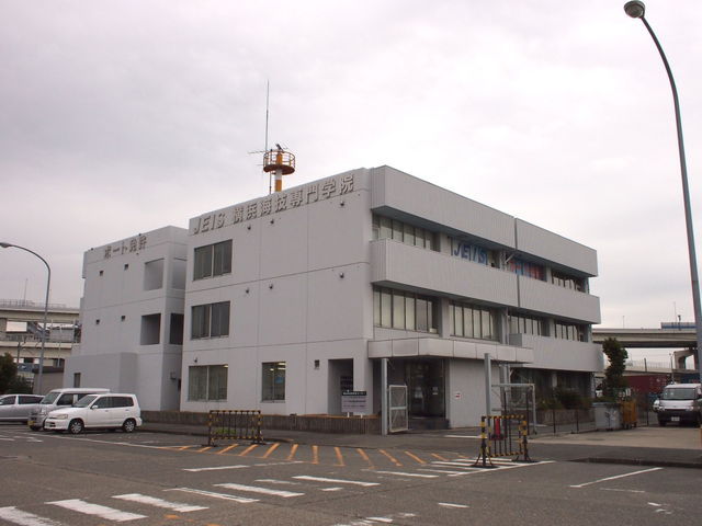 作中では入口付近にうっそうと木が生い茂っていた。JEIS横浜海技専門学院