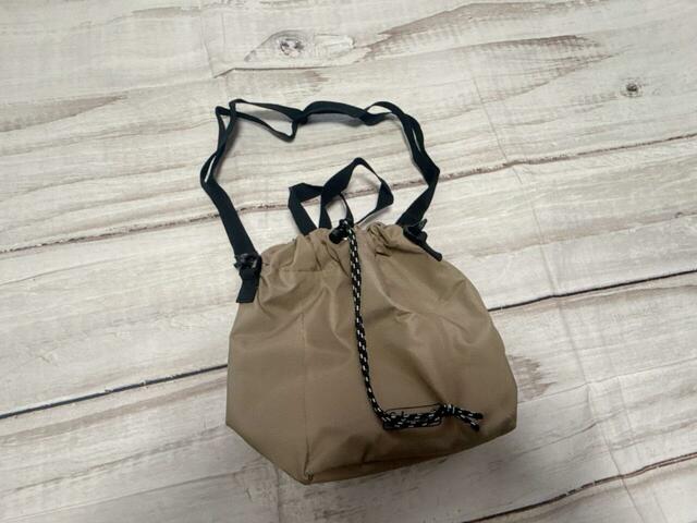 紐を絞ると巾着風のシルエットに！