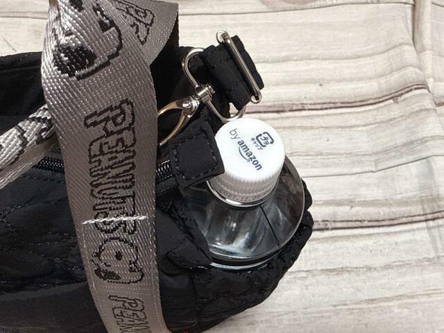 両サイドのポケットにはボトルも収納可能