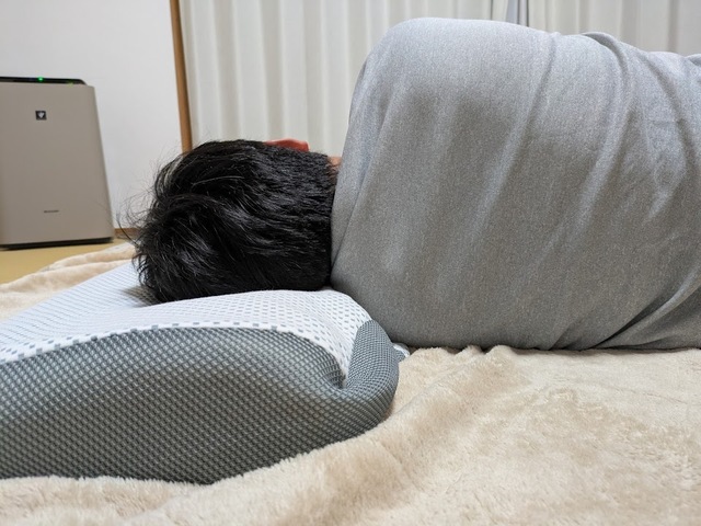 【ニトリ　横向き寝がラクなまくら】がっちり体型の家族に試してもらいました。「高め（本体＋高さ調整シート2枚）」の場合、仰向けになるには高すぎるとのこと