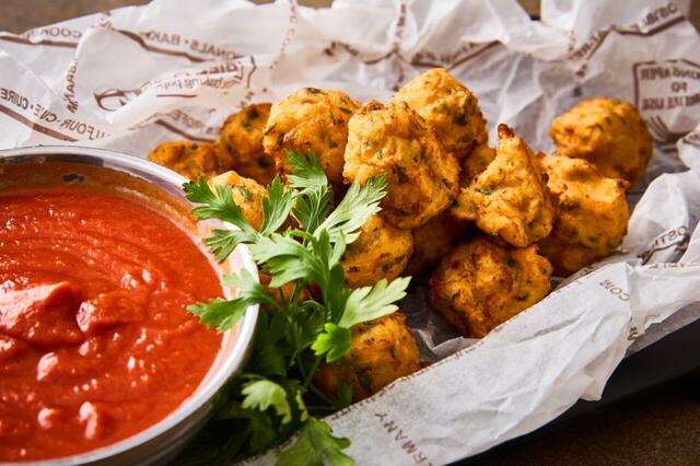 「タラのブニュエロ モホ・ピコンソース」<期間:2025年12月1日~12月31日>【揚げたて天麩羅やローストビーフも食べ放題!和・洋・中の豪華メニューが揃う「イヤーエンド スペシャル ビュッフェ」開催】