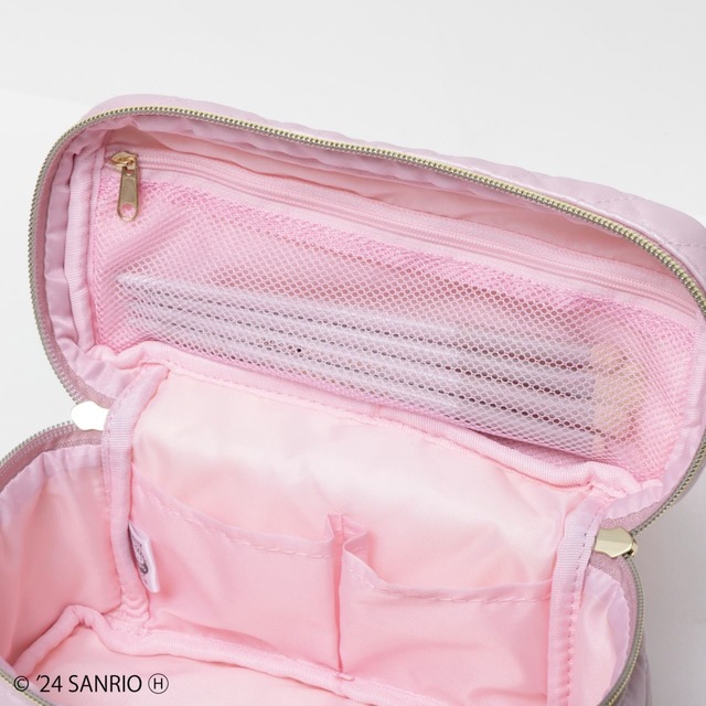 長めのペンやブラシなどが収納できるメッシュポケット