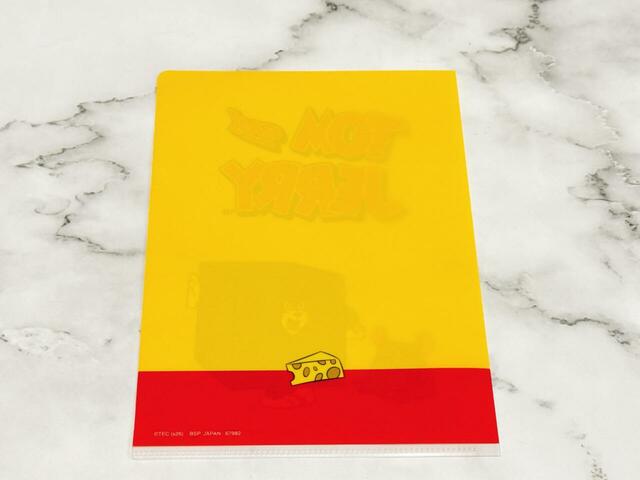 背面にはトムとジェリーらしいチーズのモチーフがプリントされています