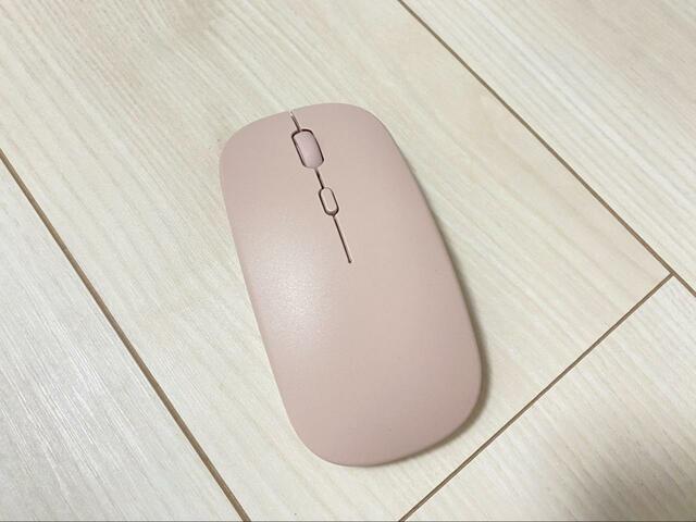 【3COINS リチャージャブルワイヤレスマウス】カラーはピンク、ベージュ、パープルの3色展開。落ち着いたパステルカラーがかわいい