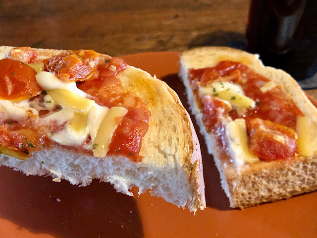 【スターバックスコーヒー　セミドライトマトのピザトースト】程よい酸味と旨みの味わいを楽しめるピザトースト