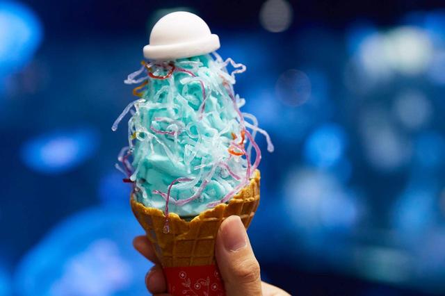 夏限定「クラゲ発生！ブルーソフト」