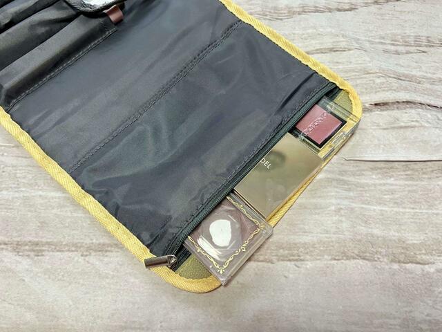 ファスナー付きポケットには厚みのないコスメをイン【sweet（スウィート）2023年11月号増刊付録：PEANUTS（ピーナッツ）チャーリー・ブラウンの三つ折りポーチ】