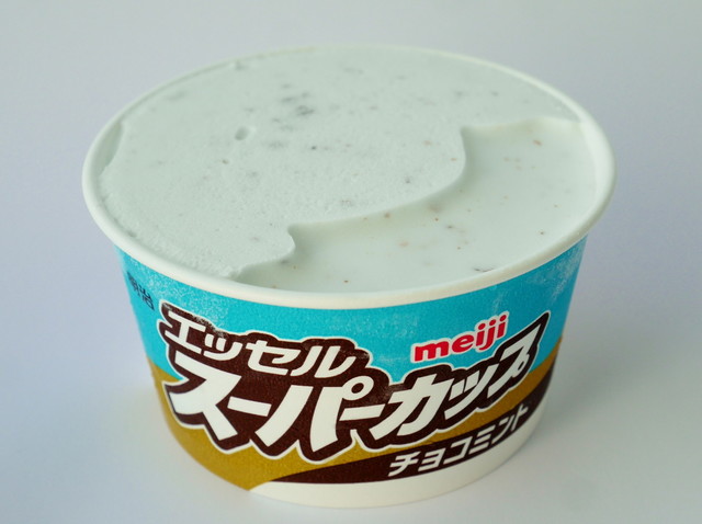「エッセルスーパーカップ チョコミント」（明治）138円（税込）