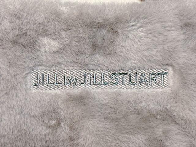 前面に「JILL by JILL STUART」のロゴ刺繍入り。キラッと光るシルバー調のカラーがGood!