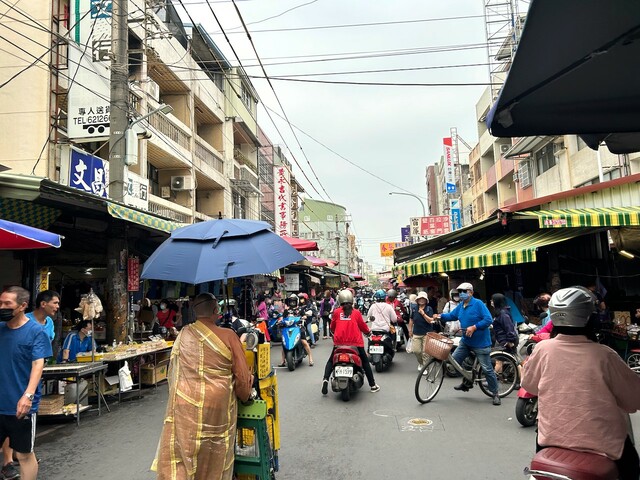 【台湾食べ歩きの旅 #15】平日の午前中、地元民でごった返す市場前。バイクが行き交う通りの真ん中で交通の妨げになるのも構わず読経する僧侶の姿が