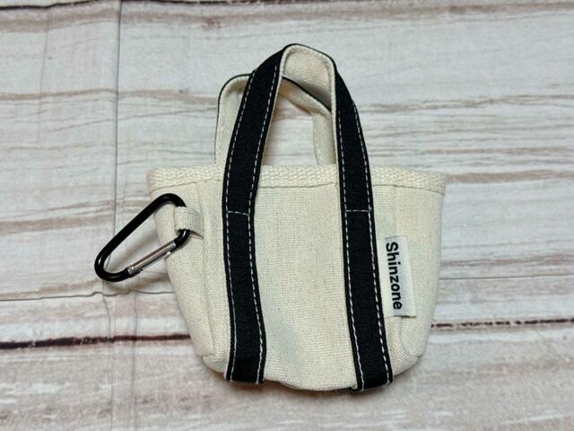 まるでミニチュアのトートバッグのようなデザインがかわいいチャーム♪