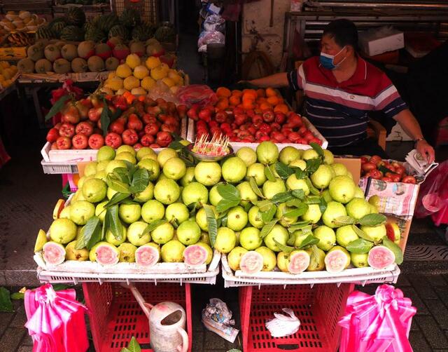 【台湾食べ歩きの旅 #9】南方澳の街なかに並ぶグアバ。媽祖廟参拝のお供物として売れ行きは好調なようだ