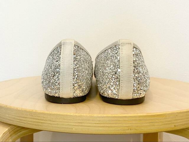 【GLOBAL WORK らくっション撥水バレエ】シューズ全体にグリッターが施されていますがギラつき感はなく、程よく華やか!