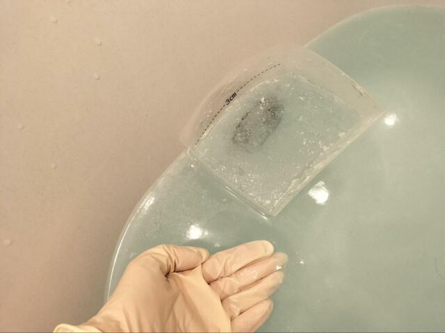 【リベルタ ヘドロトルネード】お湯をすくうと油のようなものが浮いていて、皮脂汚れや石鹸カスが排出されたことがわかります
