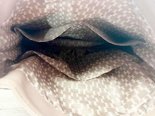 内側には4つのポケットが！機能性も抜群♡『Her lip to 5th Anniversary Book One Handle Bag ver.Her lip to』小嶋陽菜完全監修「ハーリップトゥ」One Handle Bag（ワンハンドルバッグ）価格：3,289円（税込）