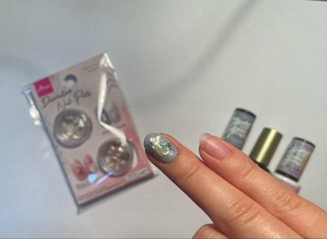 【ダイソー　ＢＲＧ ジェルネイル １トップコート】トップコートを塗って完成！