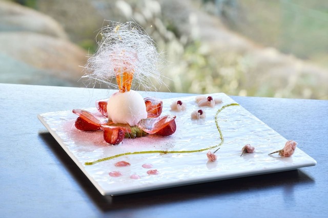 【箱根スイーツコレクション2025】箱根仙石原プリンスホテル　レストラン グリル「春の訪れ『ご褒美スイーツ さくらの輝き』」2,200円、コーヒーまたは紅茶付 2,600円（サービス料別、1日限定15食）