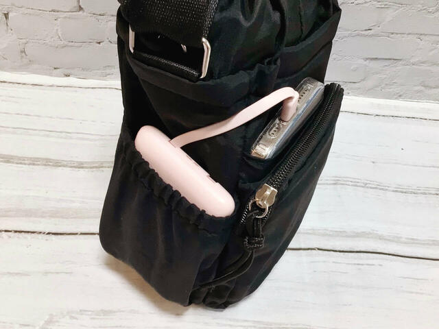 個人的に特に感動したのが、サイドポケット。ここにモバイルバッテリーを入れておくと、充電しながらスマホを収納しやすくてとても便利でした！