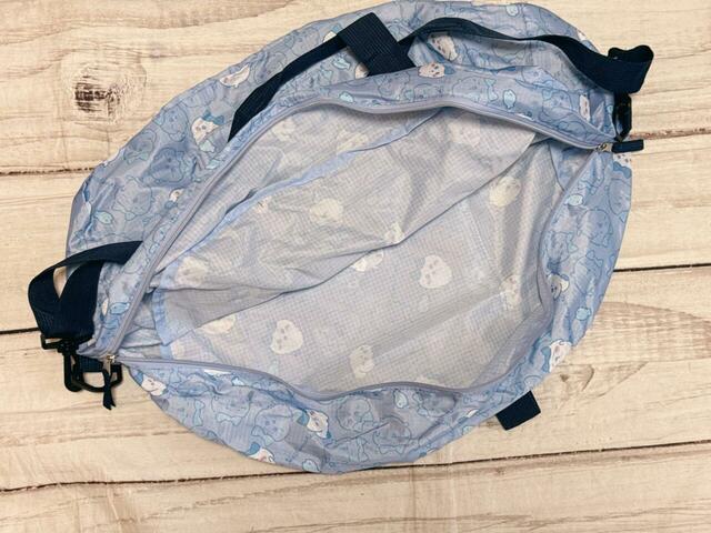 内側はポケットなどはないシンプルな作り