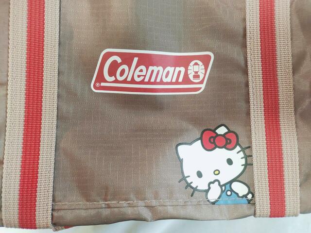 「Coleman」のロゴとキティちゃんのイラストが描かれている【Coleman×ハローキティのボストン型ポシェット】