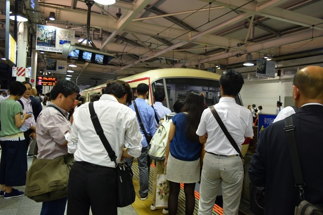 ドアが開くのを待つ参加者