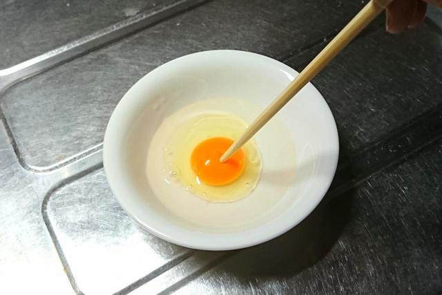 加熱前に、卵の黄身に穴をあけておくのがポイント