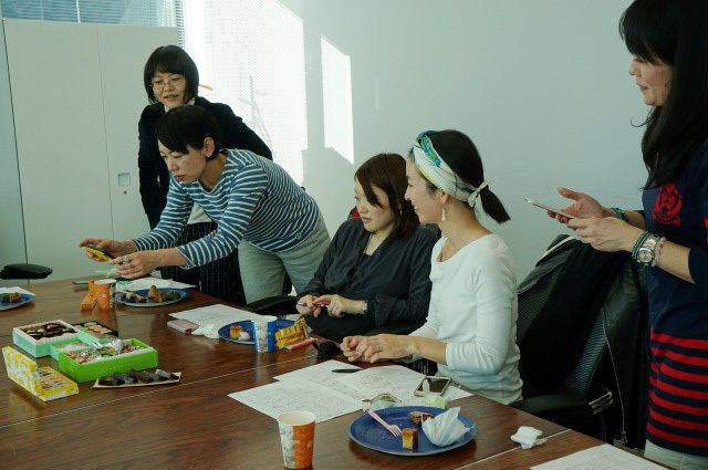 思わず写真を撮りたくなる手土産／（左から）水澤香織さん、佐藤史江さん、浜谷美幸さん、大坪美恵子さん、竹内未矢子さん