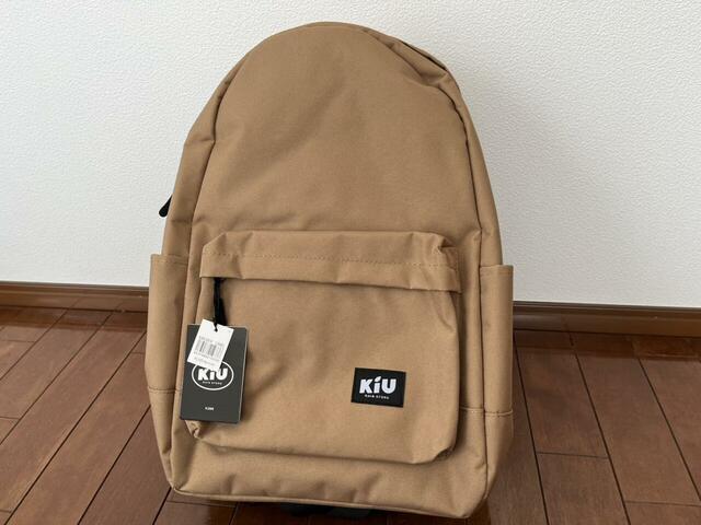 【KiU ウォータープルーフ デイバックパック k286】サイズは幅26.5×高さ45×奥行15cm。収納の多さを思わせないシンプルな見た目が◎!