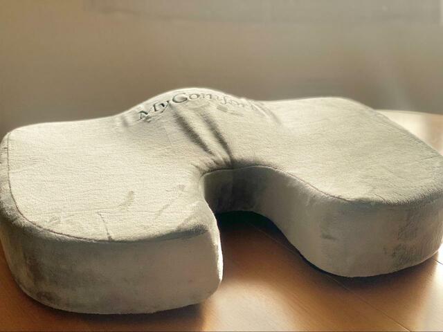 【MyComfoet　低反発クッション】体圧分散をしてくれるので、長時間の着座も快適