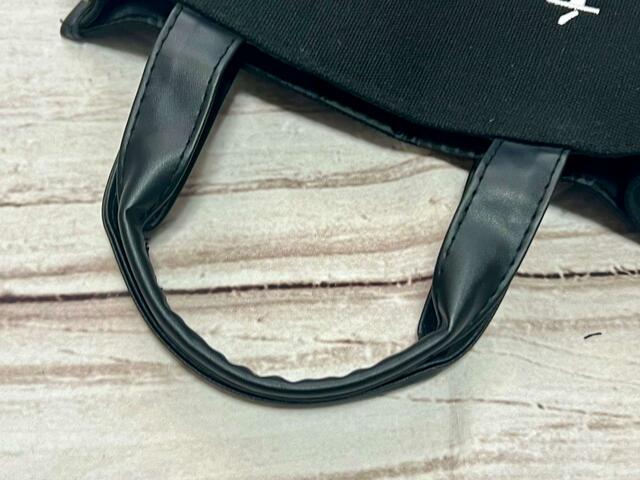 ハンドルはPVC。リッチなスムースレザー調の生地