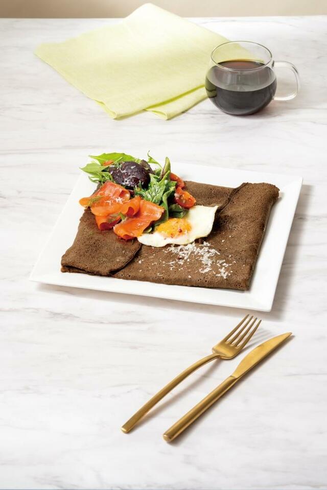 「スモークサーモンと半熟卵のカカオガレット」＜1,420円＞【ゴディバカフェのランチに新メニューが登場】
