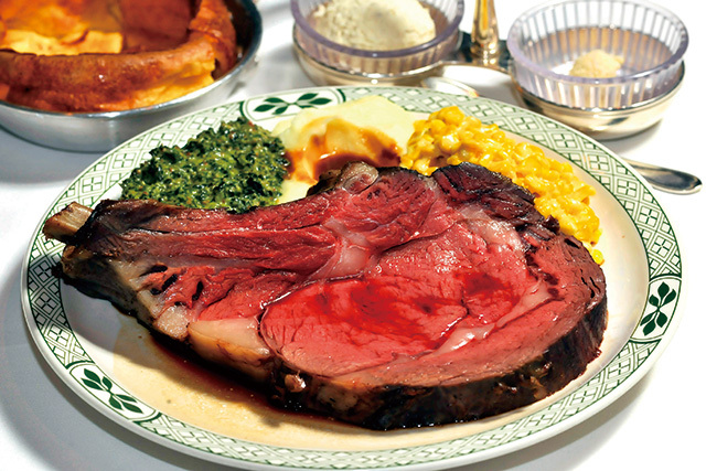 「ロウリーズ・ザ・プライムリブ 東京」　ロウリーカット 約300g 6480円（サービス料別途10％） 1938年から続く定番カット。マッシュポテト、サラダ、ヨークシャープディングを含むコース。