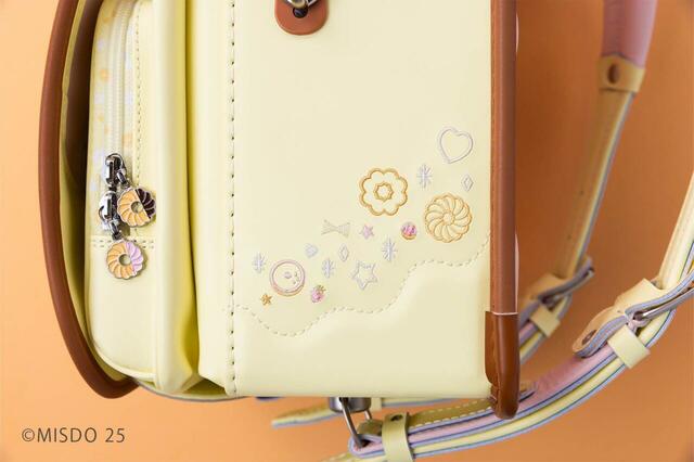 「ドーナツの刺繍デザイン」＜価格：72,600円（税込）＞【ミスドの人気ドーナツが可愛いランドセルになったよ♪ミスド×フィットちゃん「コラボランドセル」ECサイトなどで発売】