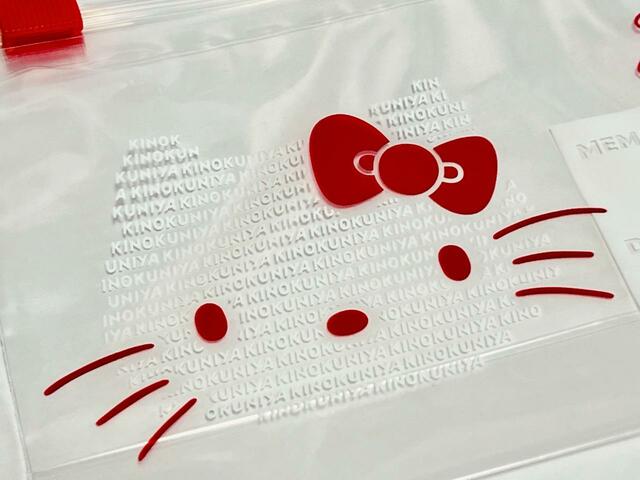 キティちゃんのお顔がドン！と描かれている、インパクト大なデザイン♪【紀ノ国屋 ハローキティ ジッパーバッグ】