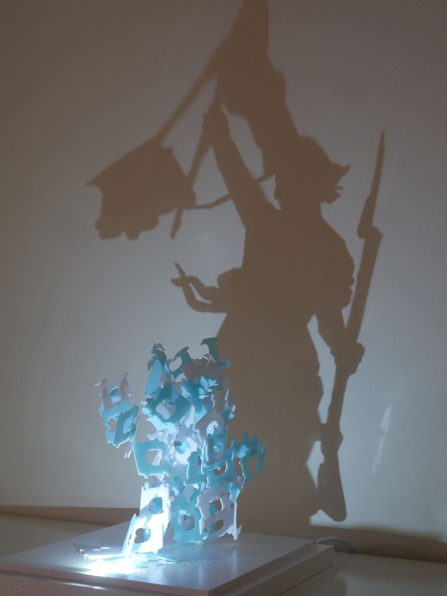 《光を当てると浮かびあがる影の美術館》 佐藤江未 ©emi SATO／身近なものなどを集めて作ったオブジェに光を当てると、名画などの美術作品が浮かびあがります。